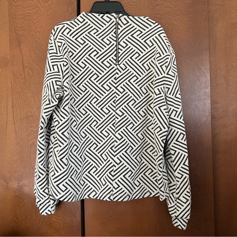 W5 Top NWT Size Large Top Black and Cream, Gold Back Zipper. Unique Neckline - Picture 2 of 8